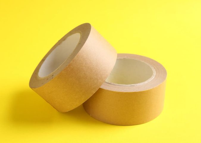 Como usar fita gomada para fechar caixas com segurança